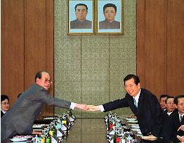 Kim Dae Jung, Kim Yong Nam meet for 'expanded' talks